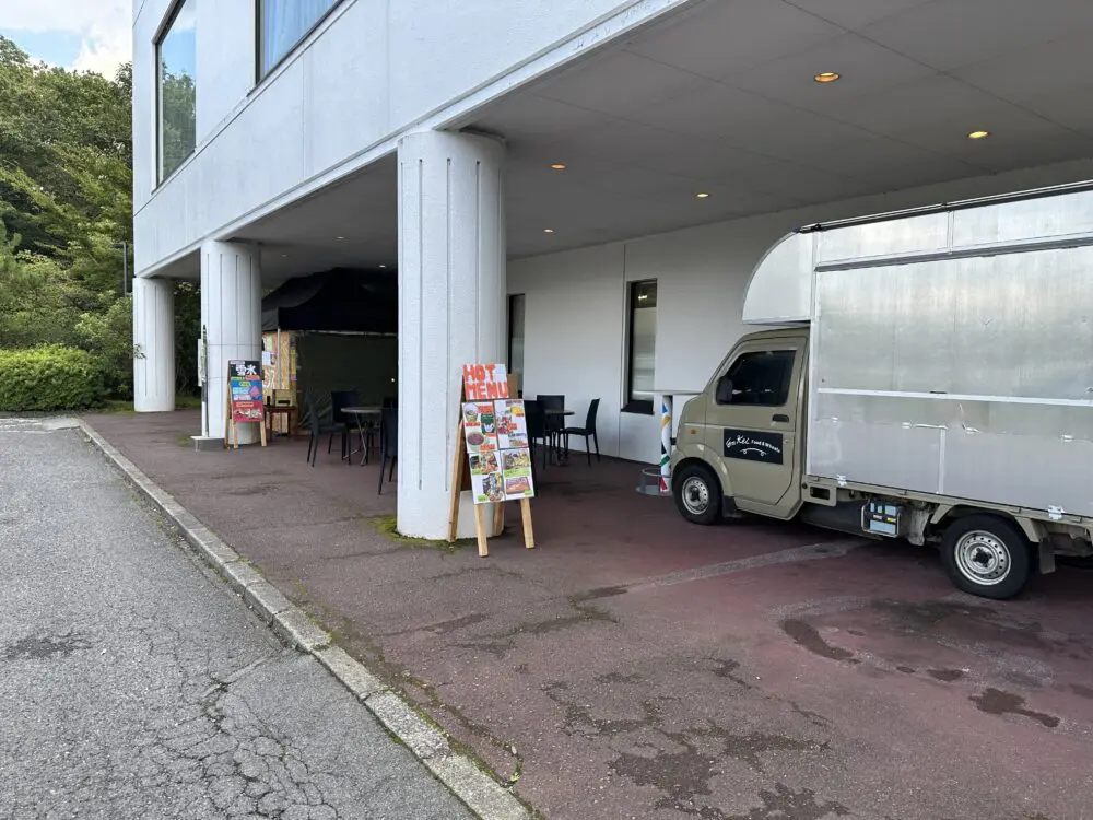 ホテル前のキッチンカーとテーブル