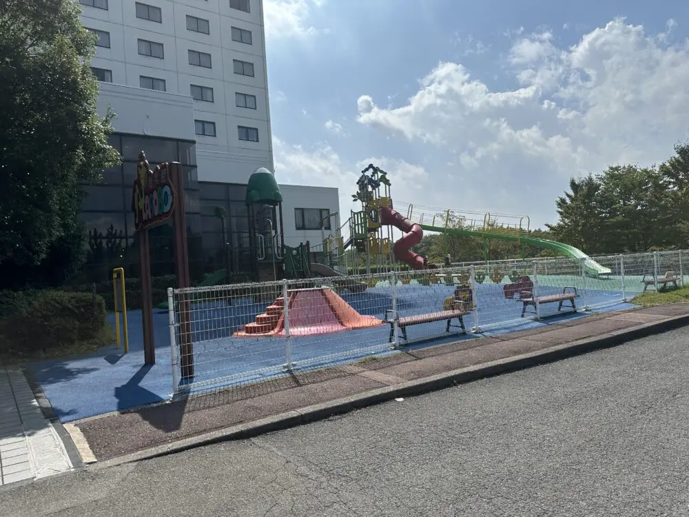 ホテルの屋外遊び場