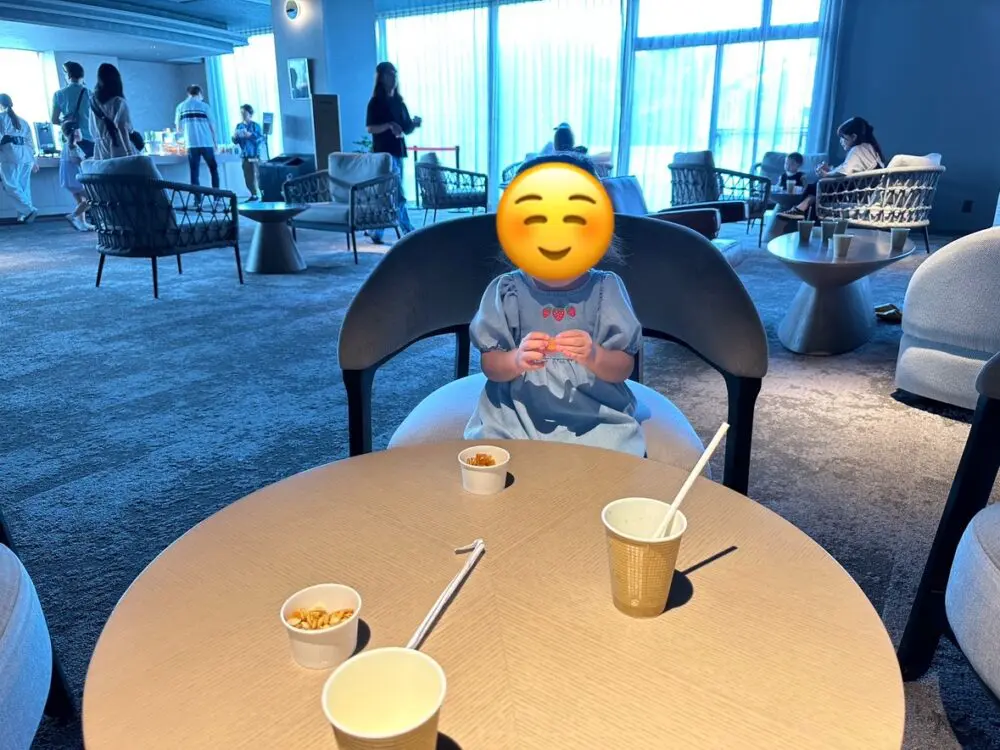 ラウンジを楽しむ3歳の娘