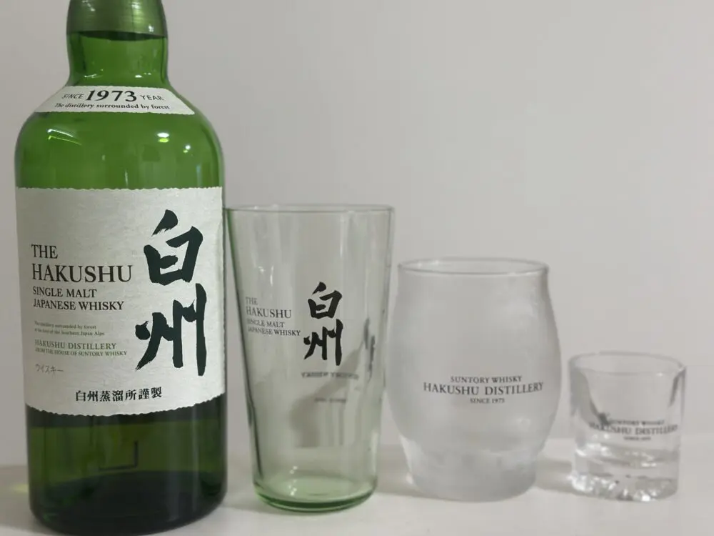 シングルモルト白州のボトルと、「白州」のロゴが入ったハイボール・ロック・ストラートグラス