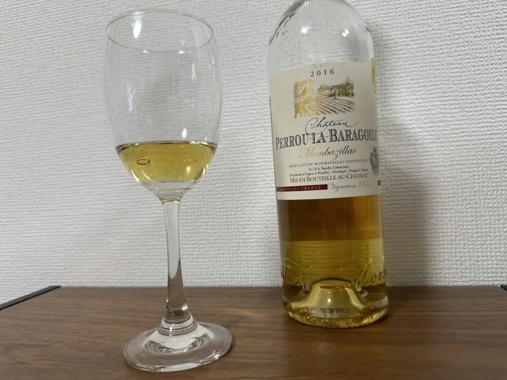 パラノワールのボトルとワインを注いだグラス