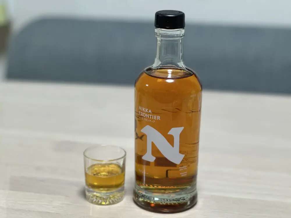 ニッカフロンティアのボトルとグラス