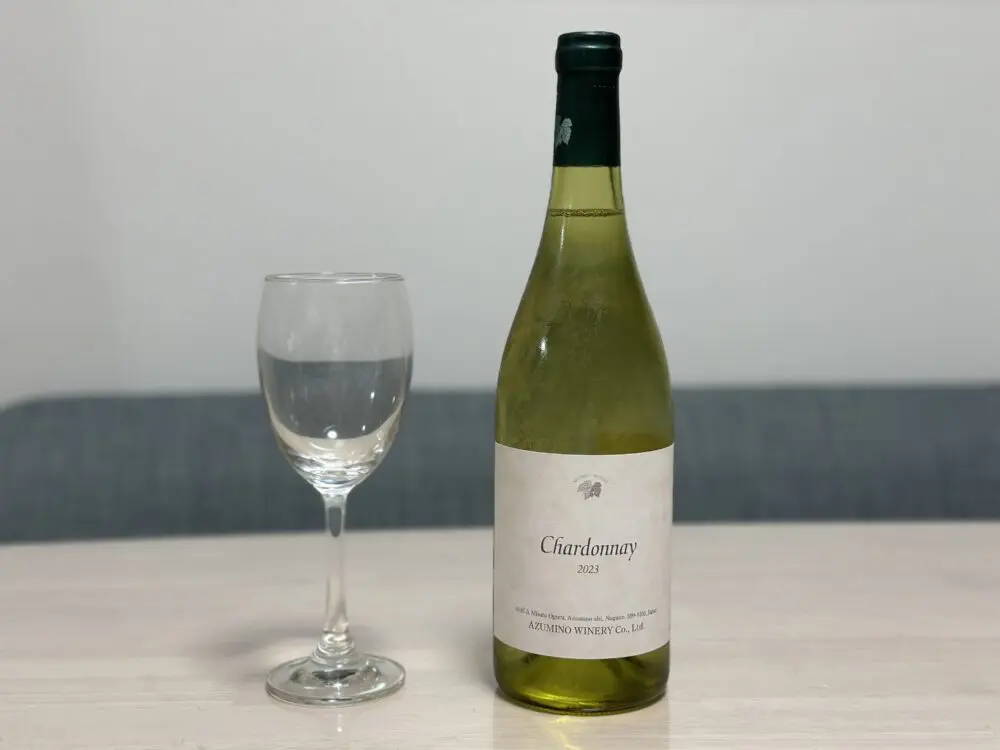 安曇野シャルドネ 2023のボトルとワイングラス