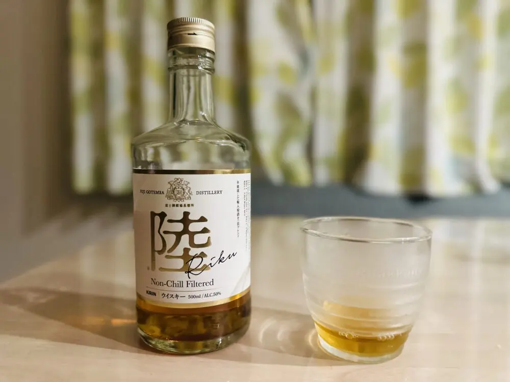 ウイスキー陸のボトルとグラス