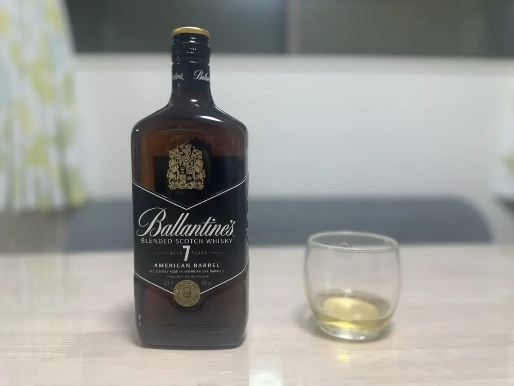 バランタイン7年のボトルとグラス
