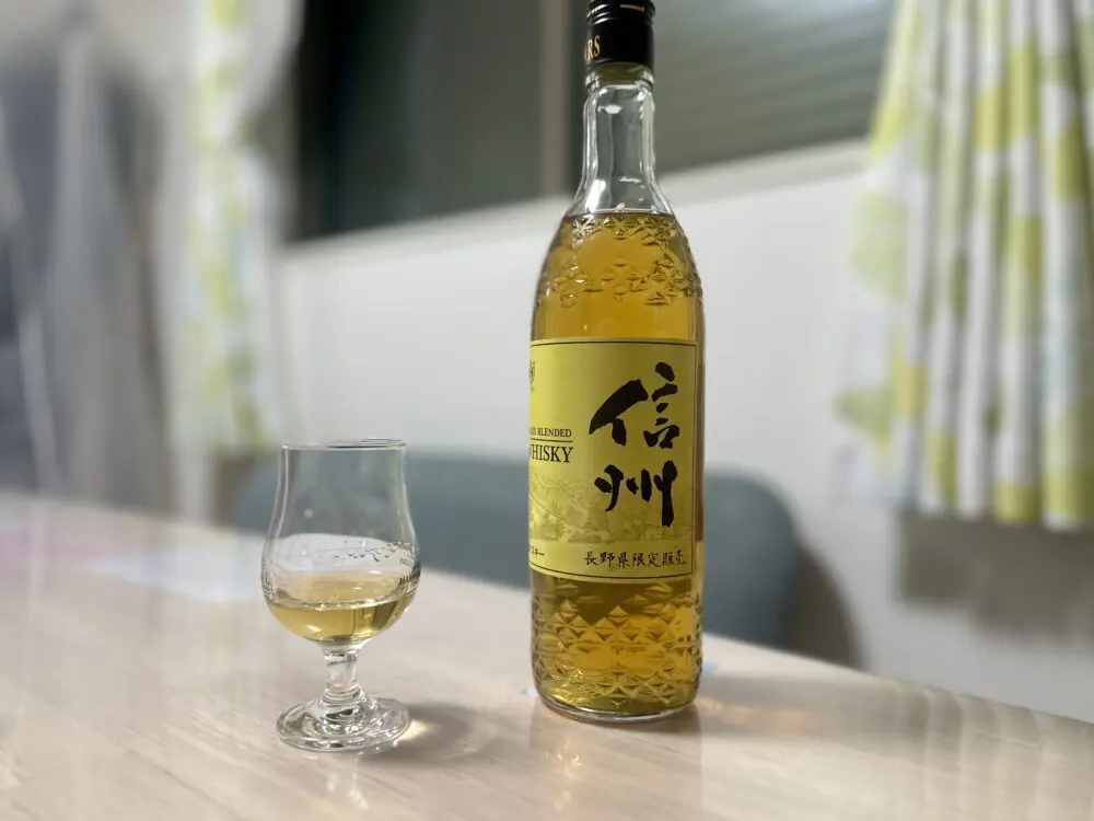 マルスウイスキー信州のボトルとグラス