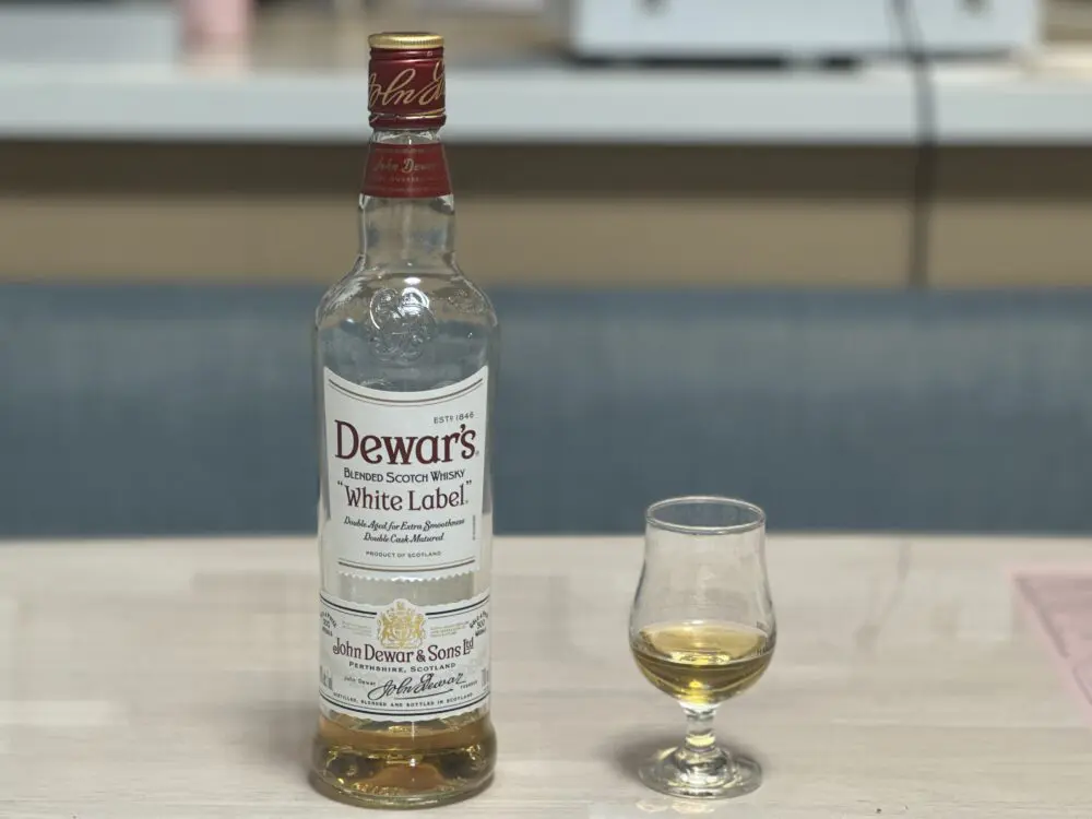 デュワーズ ホワイトラベルのボトルとグラス