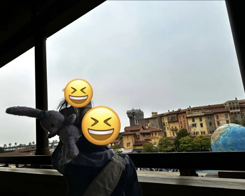 ディズニーシー駅から外を眺める父と娘